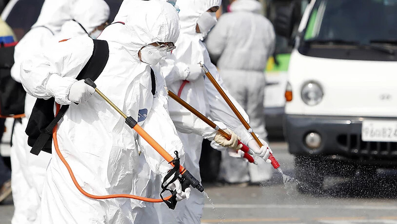 Südkoreanische Arbeiter sprühen Desinfektionsmittel in den Strassen von Gwangju. Die Weltbank stellt Soforthilfe im Kampf gegen das sich rasch ausbreitende Coronavirus bereit. (Foto: Shin Dae-hee/AP Keystone-SDA)