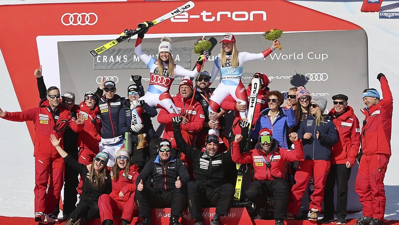 Das Alpin-Team von Swiss-Ski hat Grund zum Jubeln - im Bild feiert die Frauen-Equipe den Doppelsieg von Lara Gut-Behrami und Corinne Suter in Crans-Montana