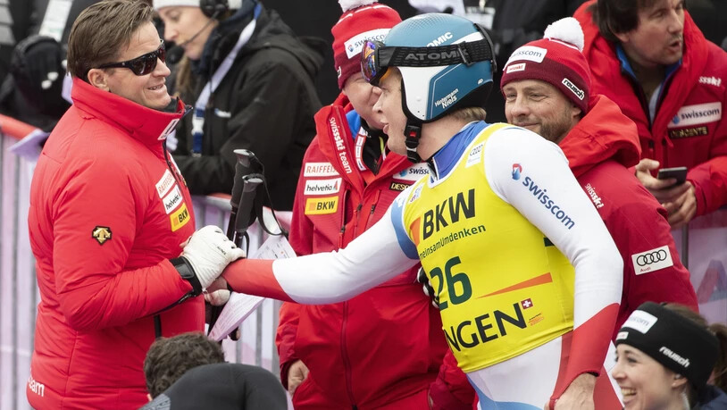 Swiss-Ski-Präsident Urs Lehmann gratuliert in Wengen dem Zürcher Fahrer Niels Hintermann