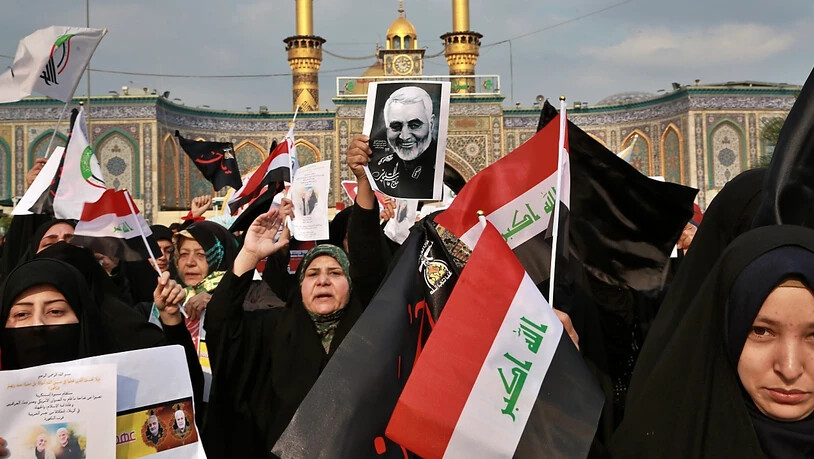 Proteste gegen die Tötung des iranischen Generals Kassem Soleimani durch die USA im Januar in Kerbela. Nach einem blutigen Raketenangriff auf einen US-Stützpunkt im Irak haben die USA mehrere Vergeltungsschläge gegen schiitische Milizen durchgeführt. …