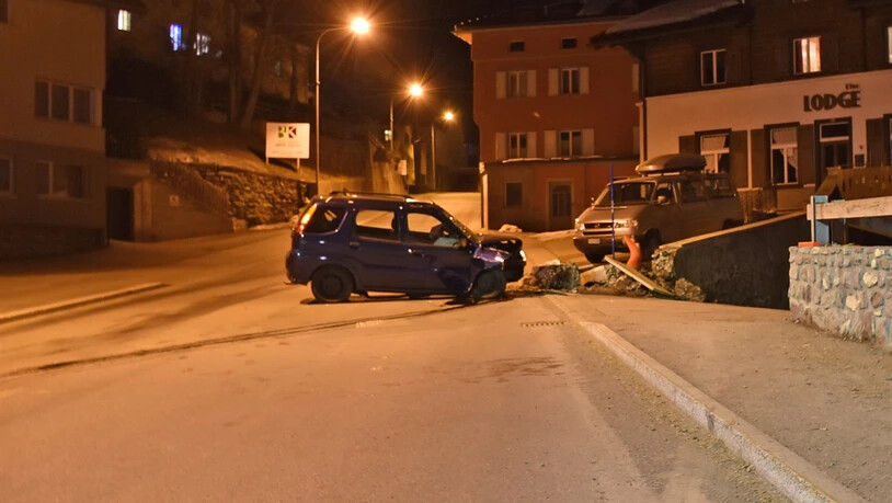 Alkoholisiert am Steuer: Ein 55-jähriger Mann fuhr am Montag in Churwalden in eine Mauer.