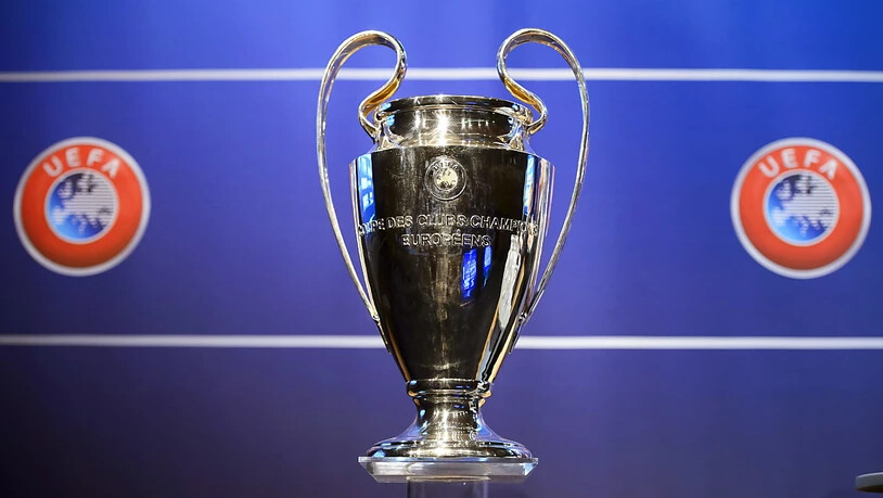 Der Champions-League-Pokal wird womöglich erst im August in die Höhe gestemmt