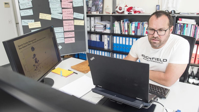 Professor Jon Andrea Schocher, Dozent an der Fachhochschule Graubünden, unterrichtet aus seinem Büro via Livestream.