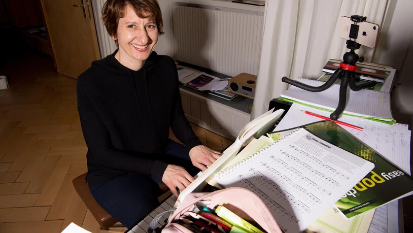 Musiklehrerin Martina Hug erteilt Fernunterricht von Zuhause aus. 