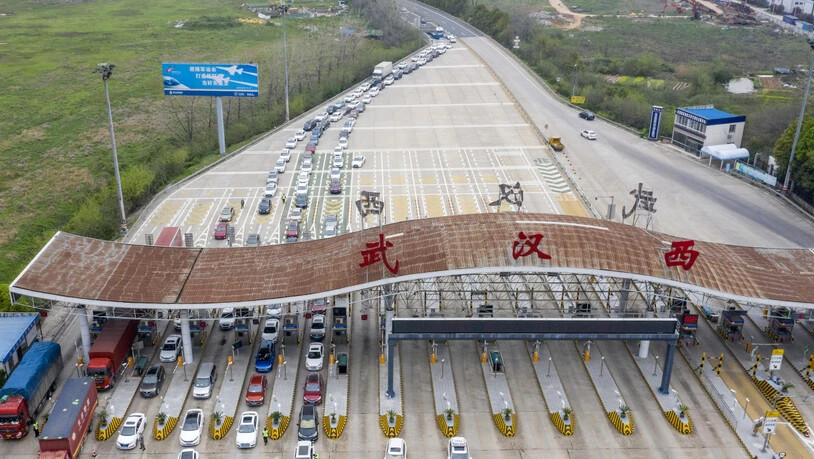In der chinesischen Metropole Wuhan geht das normale Leben langsam wieder los und der Verkehr rollt wieder an. (Archivbild)