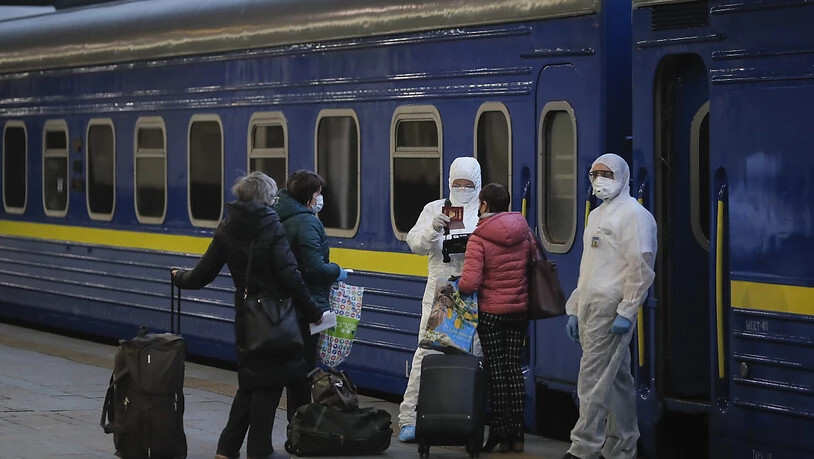 Mit Spezialzug zurückgeholt: Gesundheitspersonal überprüft in Kiew in der Ukraine gestrandete Russen vor der Rückkehr in die Heimat.