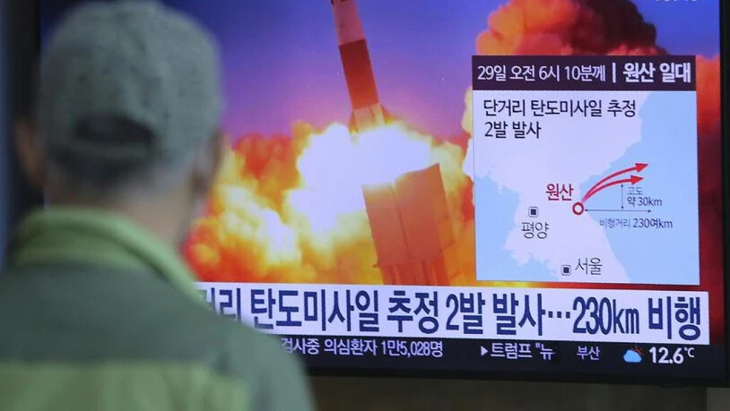 Ein Mann in Südkorea informiert sich über den neusten Raketentest Nordkoreas. Nach Darstellung der Militärs in Pjöngjang wurde ein "supergrosser Mehrfach-Raketenwerfer" eingesetzt.