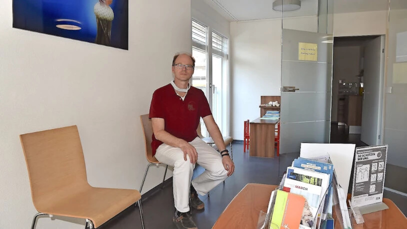 Hausarzt Clemens Niemann in seiner leeren Praxis