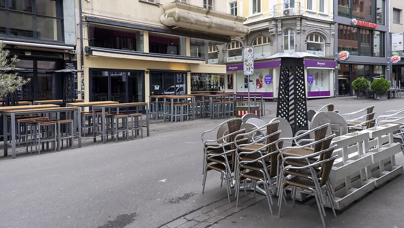 Schweizerinnen und Schweizer machen sich immer mehr Sorgen um ihre finanzielle Situation - im Bild wegen der Coronakrise geschlossene Restaurants in der Steinenvorstadt in Basel.