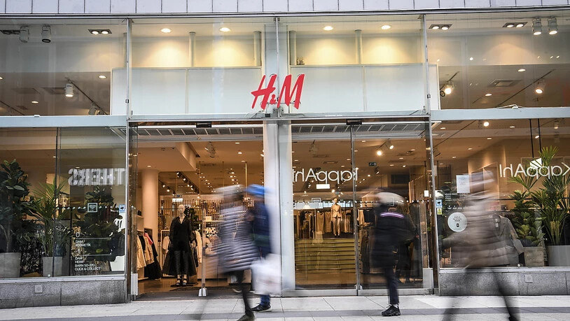 Nach einem guten Start ins Jahr ist der Umsatz der schwedischen Modekette H&M im März eingebrochen.