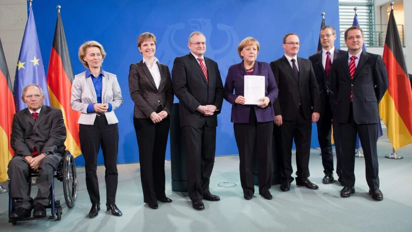 Der Ökonom Lars Feld (dritter von rechts), Chef der deutschen Wirtschaftsweisen, die die Regierung in Wirtschaftsthemen berät, ist gegen die Vergemeinschaftung von Schulden in der EU. (Archivbild)
