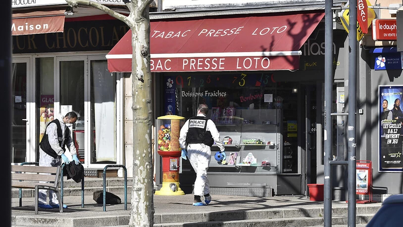 Polizisten ermitteln nach dem tödlichen Messerangriff vom Samstag in Romans-sur-Isère in Frankreich. Zwei Menschen wurden getötet, fünf weitere verletzt.