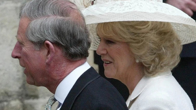 Prinz Charles und Camilla auf dem Weg zur zivilen Trauung am 9. April 2005. (Archivbild)