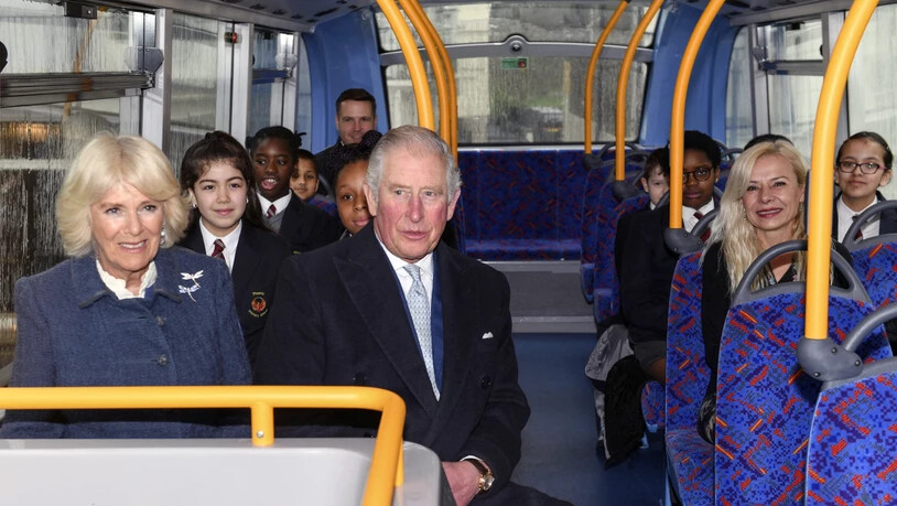 Prinz Charles und Camilla an Bord eines neuen Doppeldecker-Elektrobusses in London. (Archivbild)