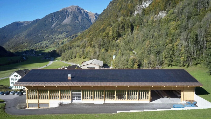 Die grösste Photovoltaikanlage in der Gemeinde Glarus Süd liegt auf dem neuerstellten Gebäude der Marti AG, Holzbau in Matt.