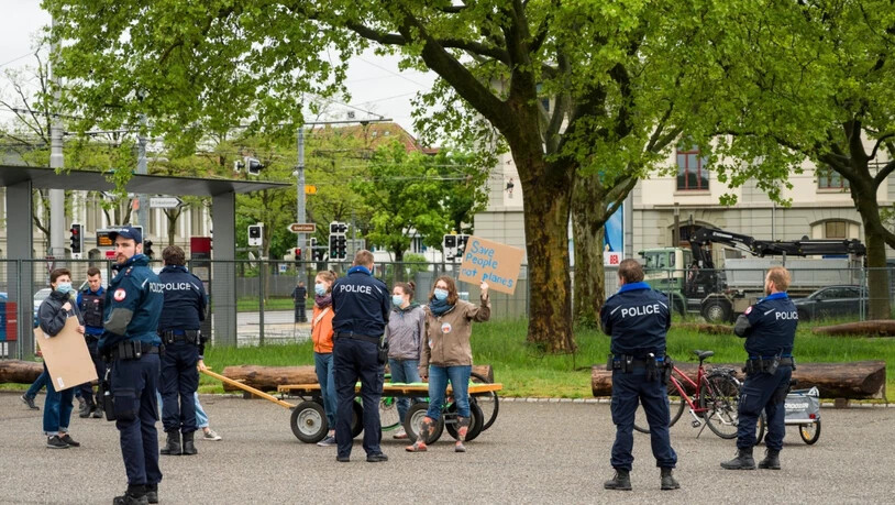 Polizisten unterbinden die Demo von Klima-Aktivisten auf dem Gelände der Bernexpo.