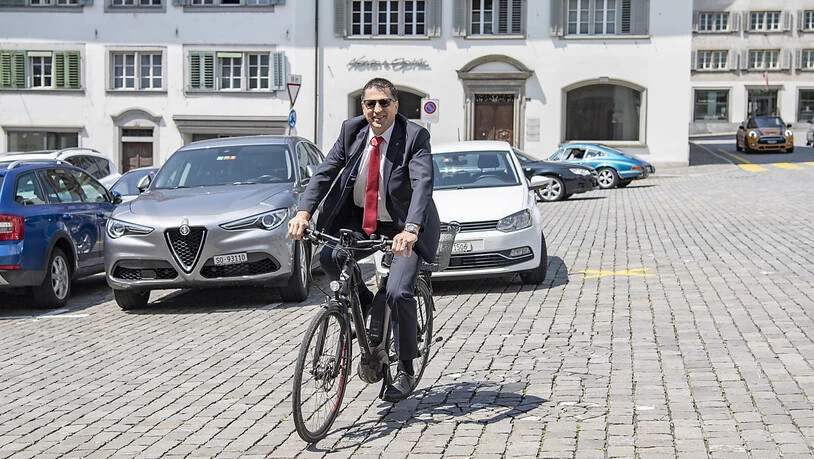 Der neu gewählte Schwyzer Regierungsrat Sandro Patierno (CVP) fährt vor dem Rathaus in Schwyz vor.