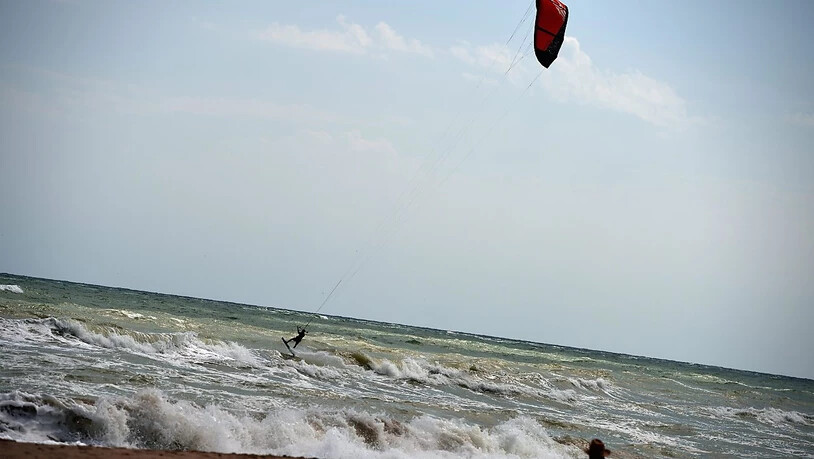 Wann dürfen die Bulgaren wieder in die Badeferien? Auf dem Bild: Ein Kite-Surfer am schwarzen Meer.