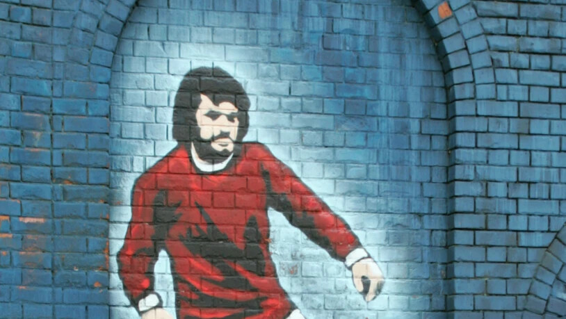 Noch heute heiss geliebt und verehrt: An der Mauer von Belfasts Stadion Windsor Park ist George Best mit einem Wandbild verewigt, vor dem Old Trafford in Manchester mit einer Statue