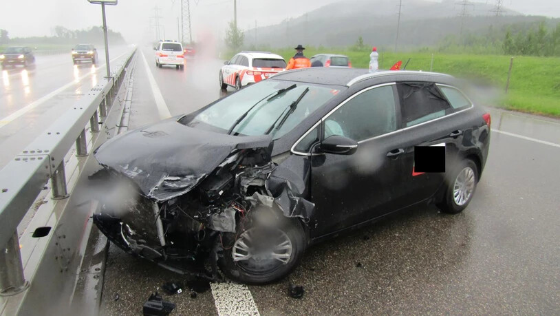 Eine 29-Jährige verursachte auf der A3 in Bilten einen Unfall.