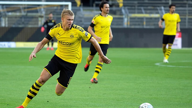 Dortmunds Starstürmer Erling Haaland verletzte sich im Spitzenspiel gegen Bayern München am Knie