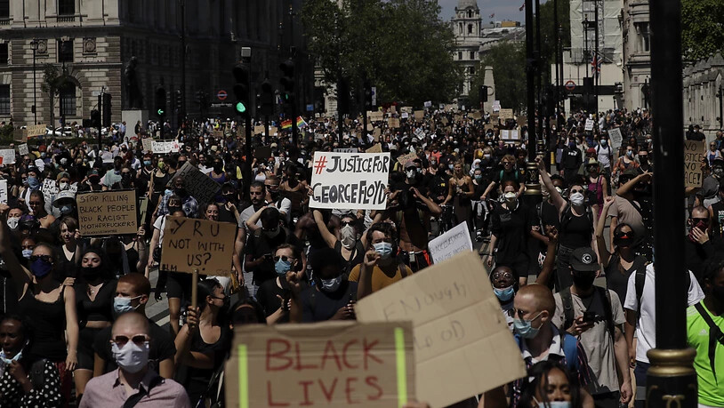 Die Demonstrierenden in London hielten Schilder in die Höhe mit Slogans wie "Black lives matter" (Schwarze Leben zählen) und "Justice for George Floyd" (Gerechtigkeit für George Floyd).