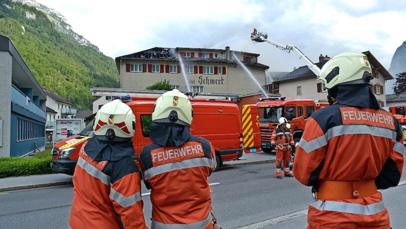 Einsatz in luftiger Höhe: Die Feuerwehr Glarus kann das Feuer im Dachstock des Hotels «Schwert» schnell unter Kontrolle bringen. 