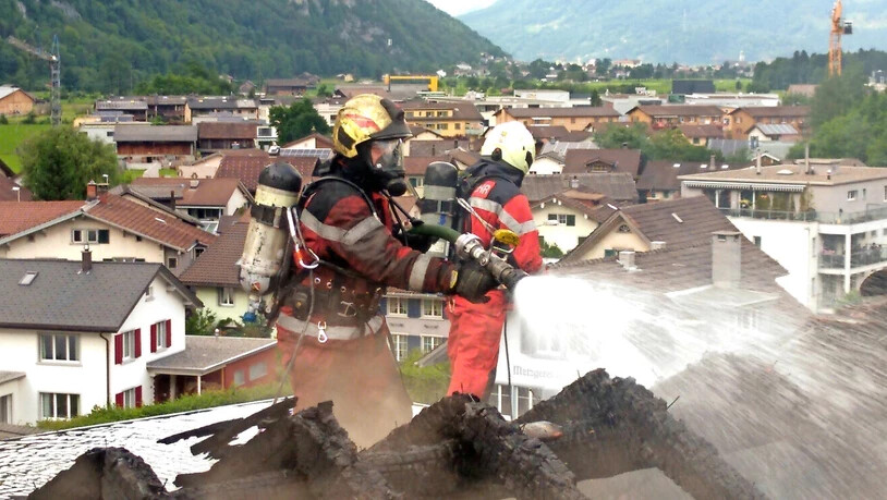 Einsatz in luftiger Höhe: Die Feuerwehr Glarus kann das Feuer im Dachstock des Hotels «Schwert» schnell unter Kontrolle bringen.