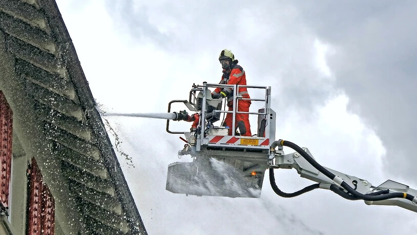 Einsatz in luftiger Höhe: Die Feuerwehr Glarus kann das Feuer im Dachstock des Hotels «Schwert» schnell unter Kontrolle bringen.