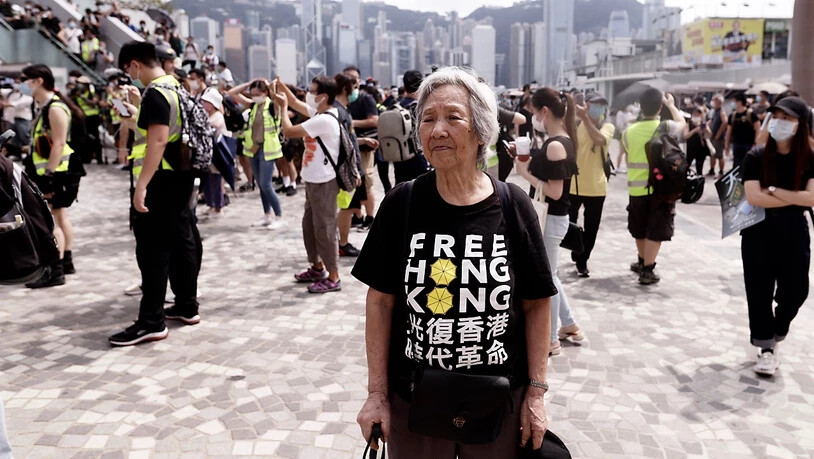 Eine ältere Frau bei einer Protestveranstaltung in Hongkong. Foto: Liau Chung-Ren/ZUMA Wire/dpa