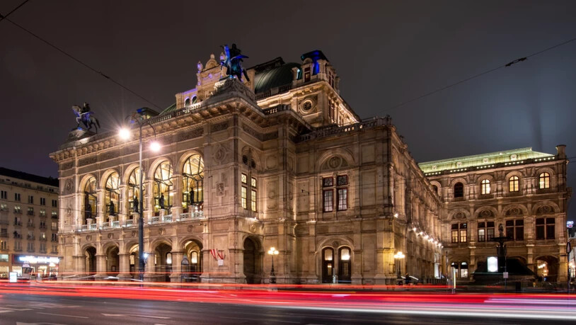 ARCHIV - Lichter vorbeifahrender Autos vor der Wiener Staatsoper am Abend. Foto: Robert Michael/dpa-Zentralbild/dpa