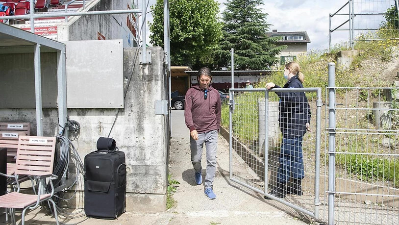 Andres Gerber beim Betreten des Stadions. Der Thuner Sportchef hat in Aarau einen Eindruck erhalten, in welchem Zustand sich das Super-League-Team nach einer langen Zeit ohne Ernstkampf befindet