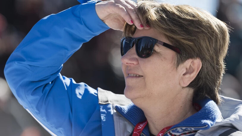 Bundesrätin Viola Amherd verfolgt im Februar interessiert die Weltcup-Abfahrt in Crans-Montana