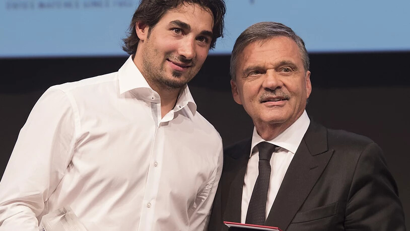René Fasel ehrt in Freiburg den HCD-Spieler Andres Ambühl zum MVP