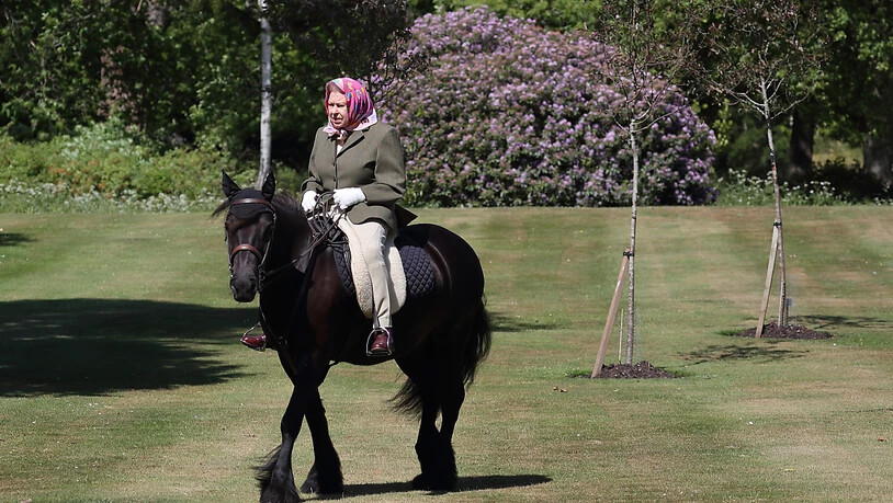 Königin Elizabeth II. reitet im Windsor Home Park auf dem 14-jährigen Fell-Pony Balmoral Fern. Foto: Steve Parsons/PA Wire/dpa