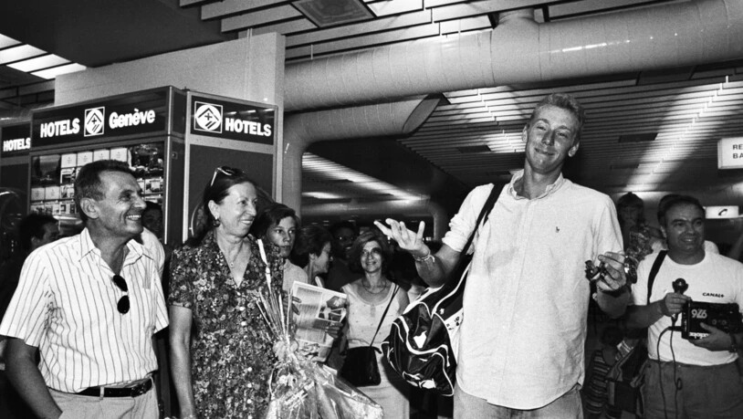 Der Empfang bei der Rückkehr am Flughafen Cointrin in Genf - nebst vielen Fans kamen auch die Eltern Rosset (links im Bild)