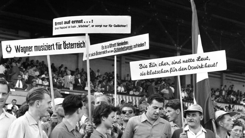 Österreichische Fans im Hardturm mit friedlichen Parolen. Rechts: "Die Züricher sind nette Leute, sie klatschen für den Ocwirk heute." Das i wurde übermalt. So stand jetzt korrekt: Zürcher