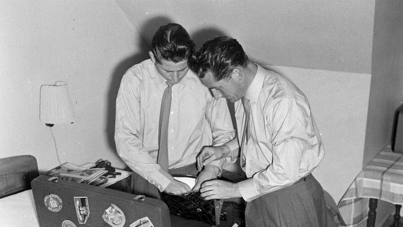 Koffer auspacken für Deutschlands wichtige Mission: Helmut Rahn (links) und Captain Fritz Walter richten sich im Hotel  Belvédère in Spiez ein