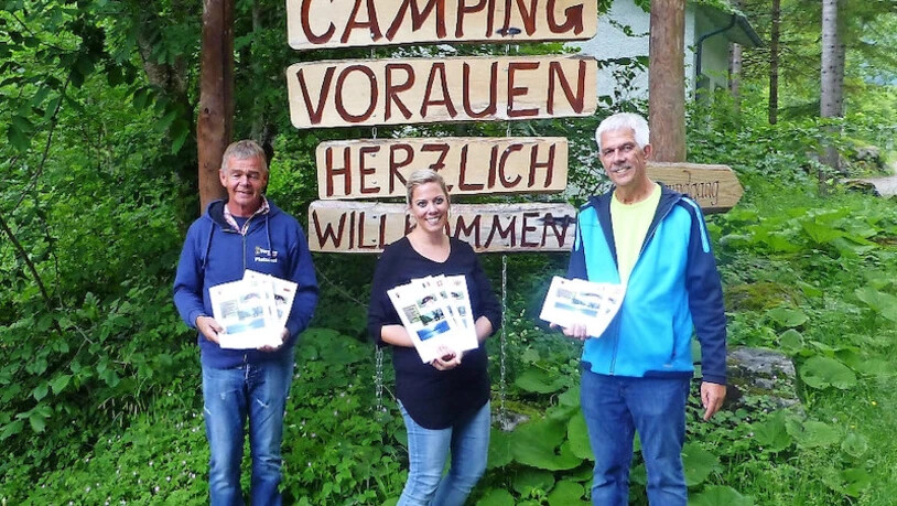 Eine neue Broschüre: Platzchef Röbi Gaus (von links), Platzwartin  Simone Hasler Knecht und Initiator Ernst Schreiber zeigen sich  zufrieden mit dem Endresultat.