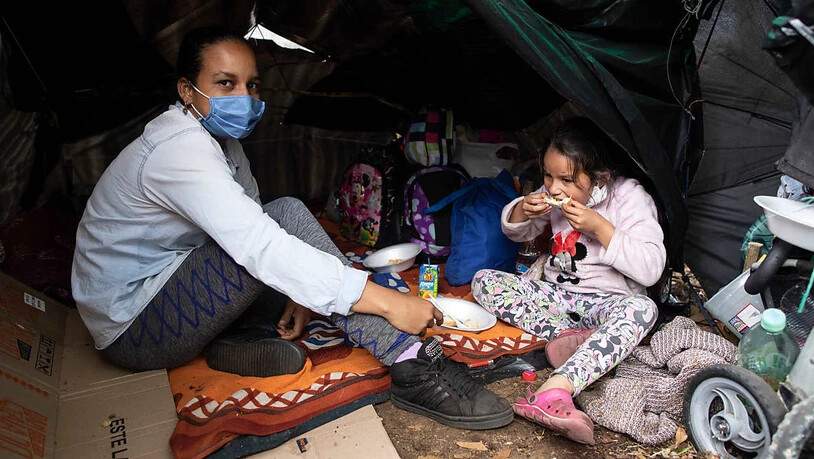 ARCHIV - Hunderte Venezolaner hausen inmitten der Corona-Pandemie in einem Camp vor dem Busterminal im Norden der kolumbianischen Hauptstadt. Foto: Keoma Zec/Zuma Press/dpa