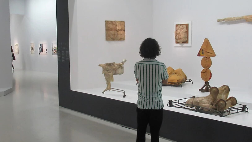 Eine Frau betrachtet Verpackungskunstwerke von Christo im Centre Pompidou in der Ausstellung  «Christo und Jeanne-Claude - Paris!» Foto: Sabine Glaubitz/dpa - ACHTUNG: Nur zur redaktionellen Verwendung im Zusammenhang mit einer Berichterstattung über die…