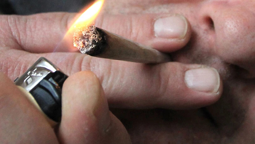 ARCHIV - Ein Mann raucht eine Cannabis-Zigarette. Foto: picture alliance / Karl-Josef Hildenbrand/dpa