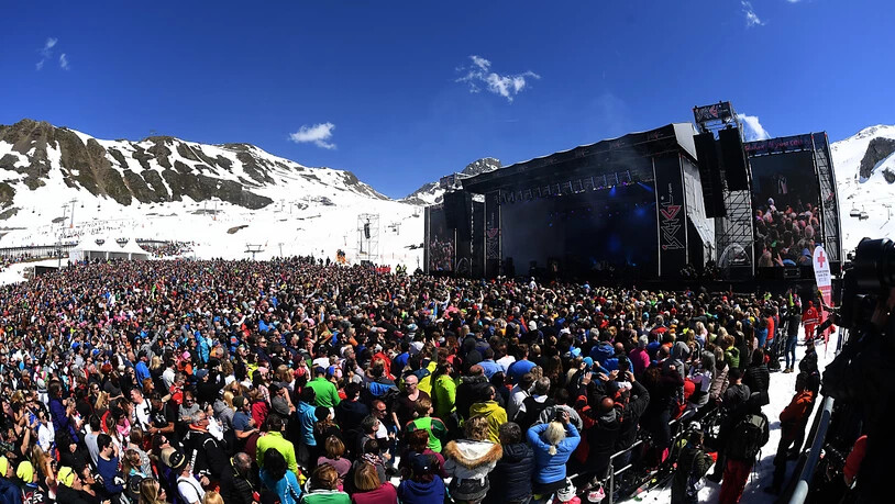 ARCHIV - Die Sängerin Helene Fischer gibt beim bisher größten Top of the Mountain Closing Konzert in der Skimetropole Ischgl vor 26.000 Besuchern ein zweistündiges Konzert auf 2320 Höhenmetern. Im österreichischen Ischgl war ein großer Teil der…
