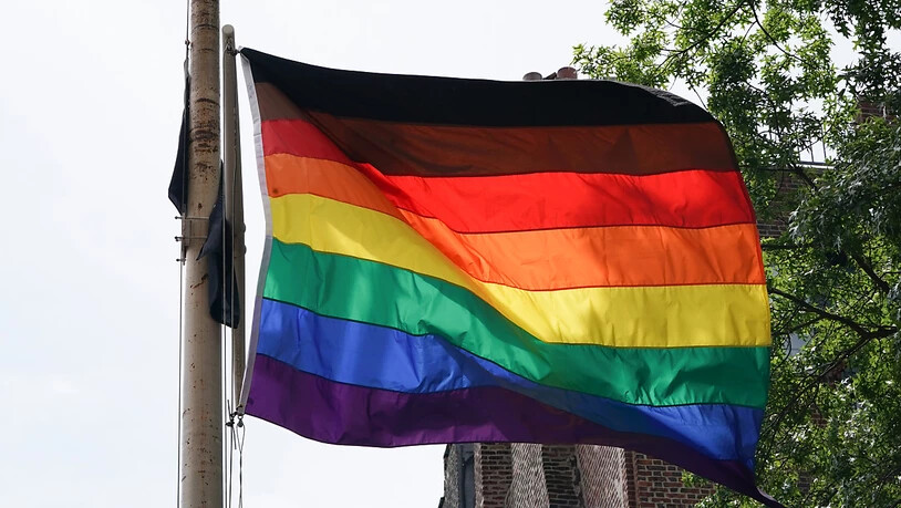 Eine Regenbogenflagge mit schwarzem und braunem Streifen zu Ehren der intersektionellen Diskriminierung gegenüber Schwarzen und Braunen Menschen innerhalb der LGBTQ Gemeinschaften weht am Stonewall National Monument. Foto: Bryan Smith/ZUMA Wire/dpa