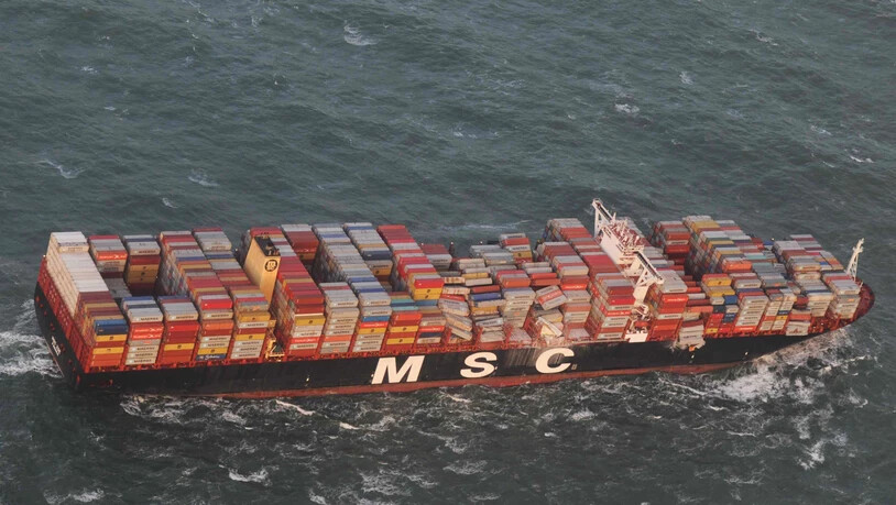 ARCHIV - Die Luftaufnahme aus einem Überwachungsflugzeug des Havariekommandos zeigt das Containerschiff MSC ZOE, das im Sturm mehrere hundert Container verloren hat. Foto: --/Havariekommando/dpa - ACHTUNG: Nur zur redaktionellen Verwendung im…