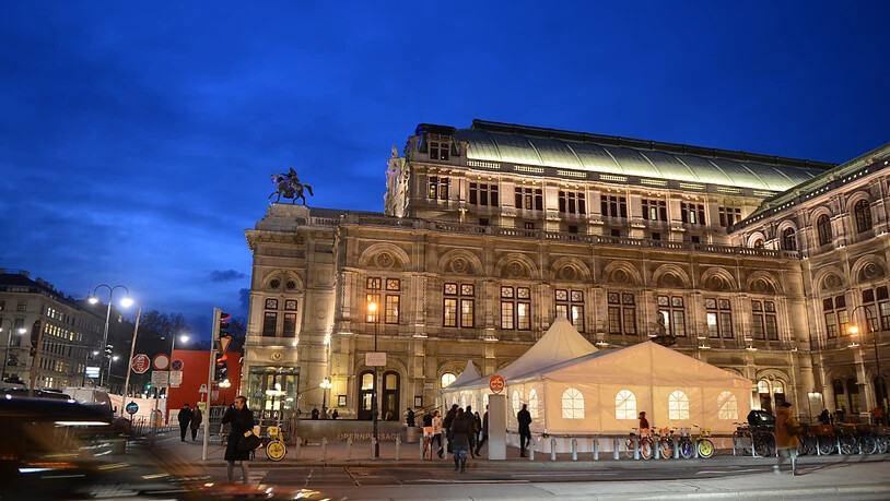 ARCHIV - Die Wiener Staatsoper, aufgenommen am Abend. Foto: Jens Kalaene/dpa-Zentralbild/dpa