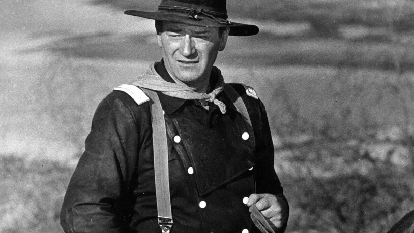ARCHIV - John Wayne während der Dreharbeiten zu dem Film «Der letzte Befehl» (Originaltitel: «The Horse Soldiers»). Foto: -/AP/dpa
