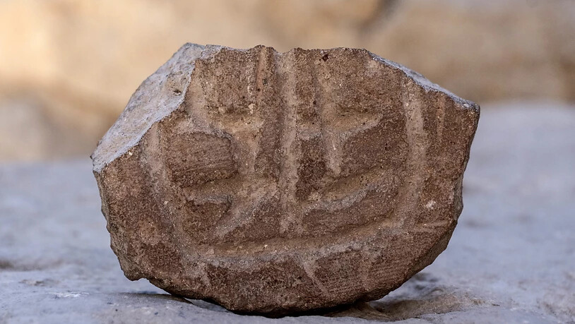HANDOUT - Israelische Archäologen haben bei Ausgrabungen ein etwa 2500 Jahre altes Siegel gefunden. Das Fundstücke stammt aus der Zeit nach der Zerstörung Jerusalems durch die Babylonier im 6. Jahrhundert vor Christus, hieß es laut Mitteilung. Foto: -…