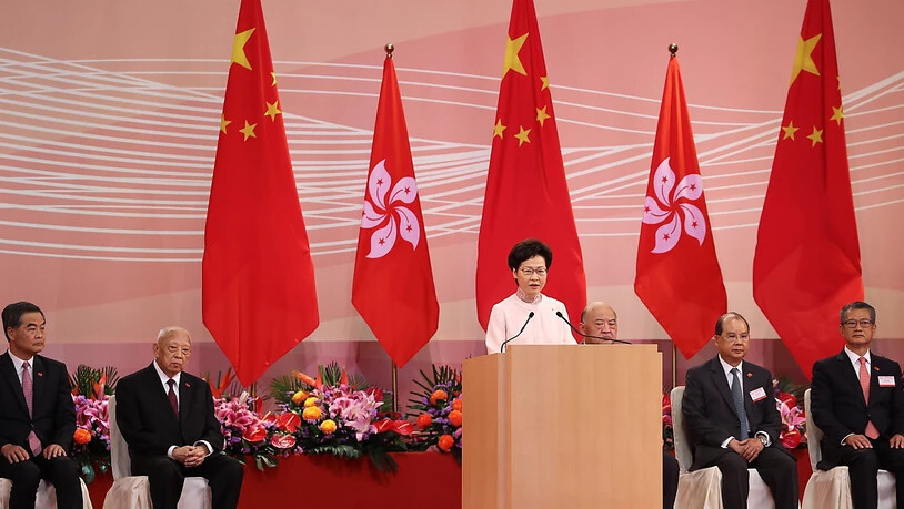 Die Stadthalterin Pekings in Hongkong, Carrie Lam, sprach am Mittwoch anlässlich des 23. Jahrestages der Rückgabe Hongkongs an China zu geladenen Gästen.