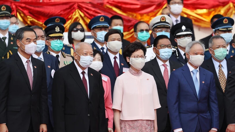 Chinas Statthalterin in Hongkong, Carrie Lam (2. Person von rechts), organisierte am Mittwoch eine abgeschirmte Zeremonie mit vielen geladenen Gästen.